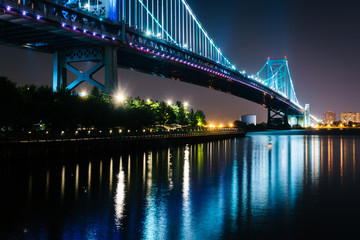 Fototapeta na wymiar The Benjamin Franklin Bridge at night, in Philadelphia, Pennsylv
