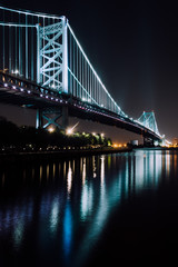Fototapeta na wymiar The Benjamin Franklin Bridge at night, in Philadelphia, Pennsylv