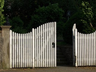 Altes weißes Holztor am Eingang zum Weberpark im Sommer bei Sonnenschein in Oerlinghausen bei Bielefeld am Hermannsweg im Teutoburger Wald in Ostwestfalen-Lippe © Martin Debus