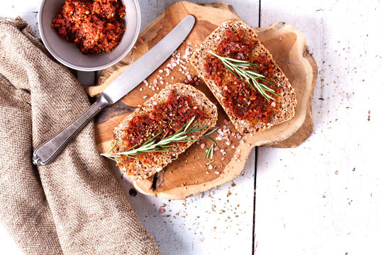 Bread with dried tomatoes and herbs