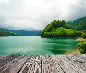 Foto op Plexiglas Prachtig smaragdgroen bergmeer in Zwitserland © haveseen