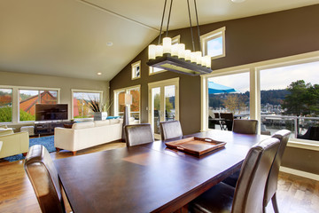 Beautiful bright dinning room.