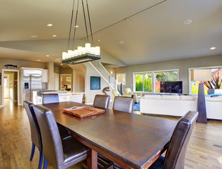 Beautiful bright dinning room.