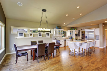 Beautiful bright dinning room.