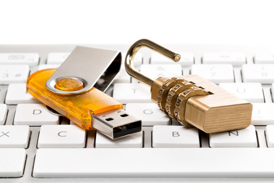 USB-Stick, Zahlenschloss und Computer Tastatur, Datensicherheit