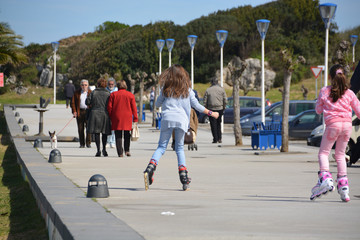 Fototapeta premium niñas patinando por un paseo