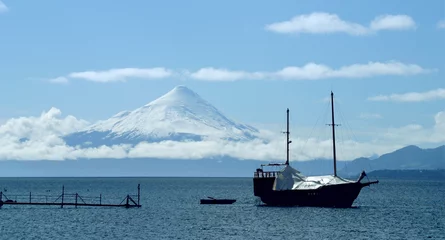 Schilderijen op glas caravel anchored in front of the volcano Osorno, Chile   © emilink