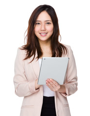 Naklejka premium Young businesswoman use of digital tablet