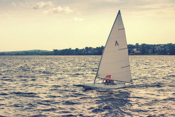 Fototapeta na wymiar sailboat on the lake