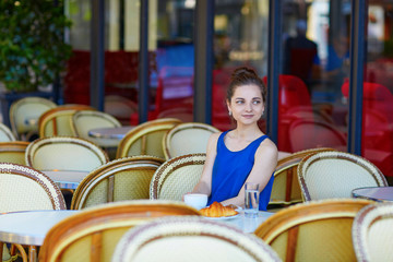 Obraz na płótnie Canvas Beautiful young Parisian woman in cafe