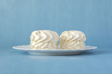 Obraz na płótnie Canvas Vanilla marshmallows on a white dish