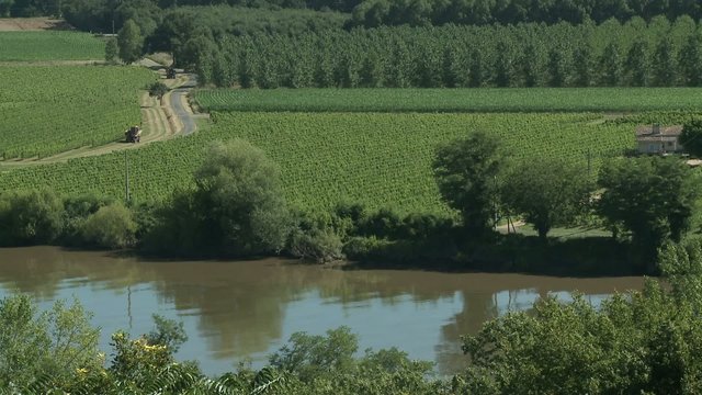 Vignoble et rivi&egrave;re
