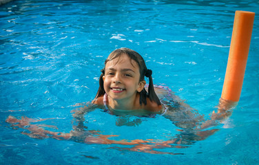 fillette dans la piscine 