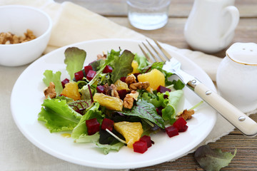  salad with beertoot, nuts and vegetables