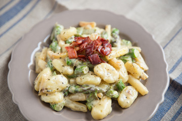 Gnocchi im creminger Käsesauce mit weissem Saprgel 