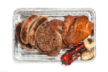 Gegrilltes Fleisch, Bratwürste, Paprika und Zwiebel in Grillschale