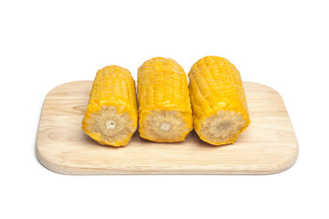 Maiskolben auf Küchenbrett