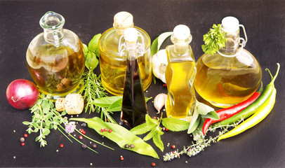 Küchenkräuter/Gewürzkräuter mit Olivenöl und Balsamico, von oben, copy space