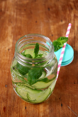 detox wasser mit minze und gurken
