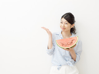 西瓜を食べる女性　案内