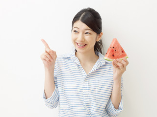西瓜を食べる女性　指差し