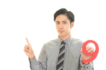 数字の9を持つ男性