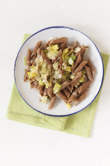 Vollkorn-Dinkel-Rigatoni mit Porree-Sahne-Soße