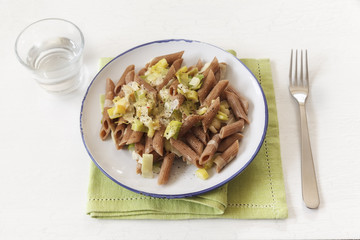 Vollkorn-Dinkel-Rigatoni mit Porree-Sahne-Soße
