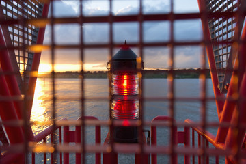 Deutschland, Hamburg, rotes Positionslicht bei Sonnenuntergang