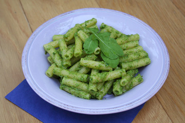 pasta al pesto di rucola su piatto su tavolo di legno