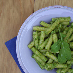 pasta al pesto di rucola su piatto su tavolo di legno