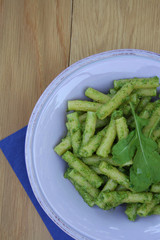pasta al pesto di rucola su piatto su tavolo di legno