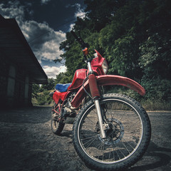 moto d'enduro vintage rouge et bleue