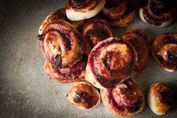 buns from yeast dough with cinnamon cooked at home