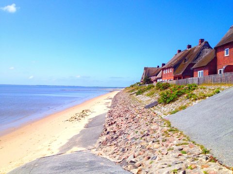 Insel Sylt - Häuser mit Reetdach am Strand