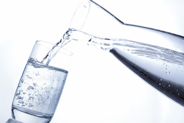 Mineralwasser eingiessen