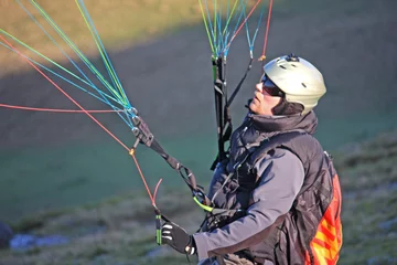Foto auf Glas paraglider launching wing © Jenny Thompson