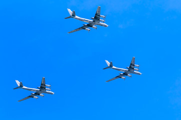  3 Ilyushin Il-76 (Candid)