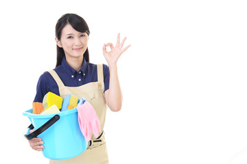 お掃除をする女性