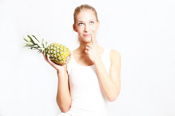 Frau mit Ananas