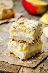 Apple mango cream cheese oat bars