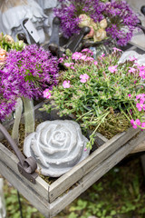 garden decoration / pink flowers with garden decoration 