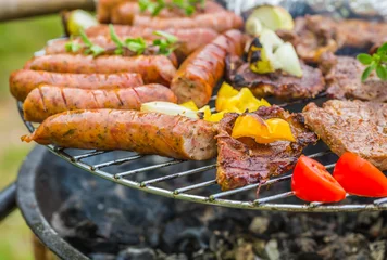 Gardinen Assorted grilled meat with vegetable on a barbecue © aneta_gu