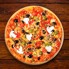 Delicious vegetarian pizza with tomatoes, mushrooms and olives