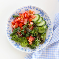 Gemüsesalat mit Kapern-Dressing