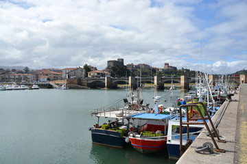 Fototapeta na wymiar puerto de san vicente de la barquera