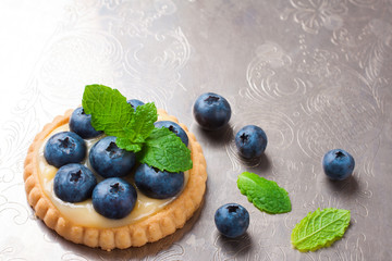 Tartlet filled with lime curd and blueberries 