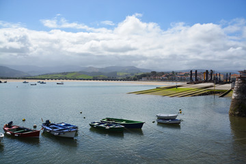 puerto en la bahia de san vicente de la barquera