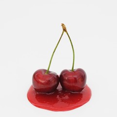 Duo ciliegie in piedistallo di sciroppo