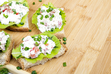 Fototapeta na wymiar sandwiches with cottage cheese, chives and salad.